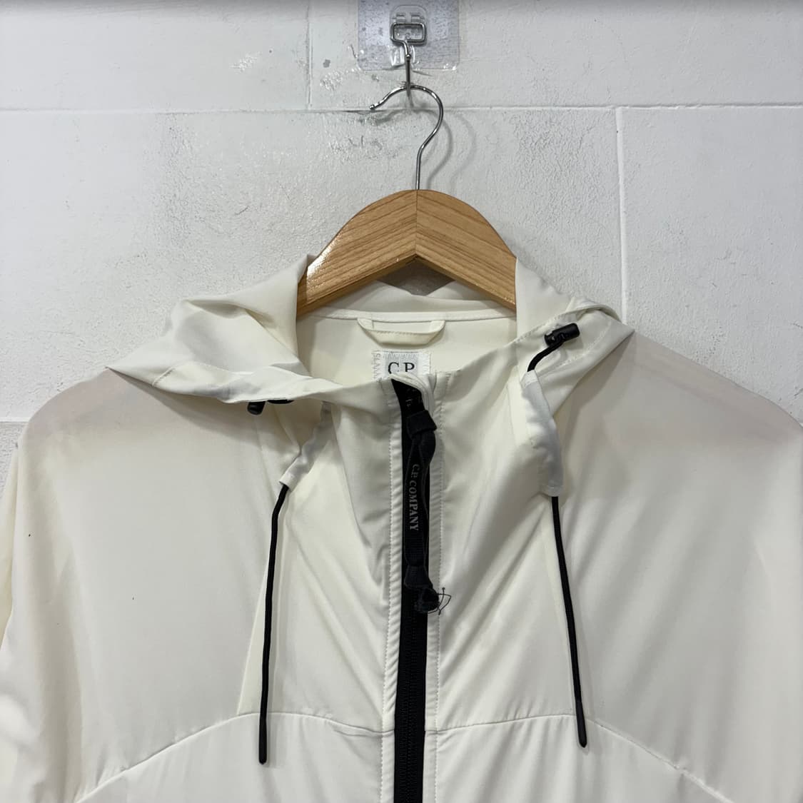 CP컴퍼니 화이트 후드 프로텍트 자켓 상품이미지2