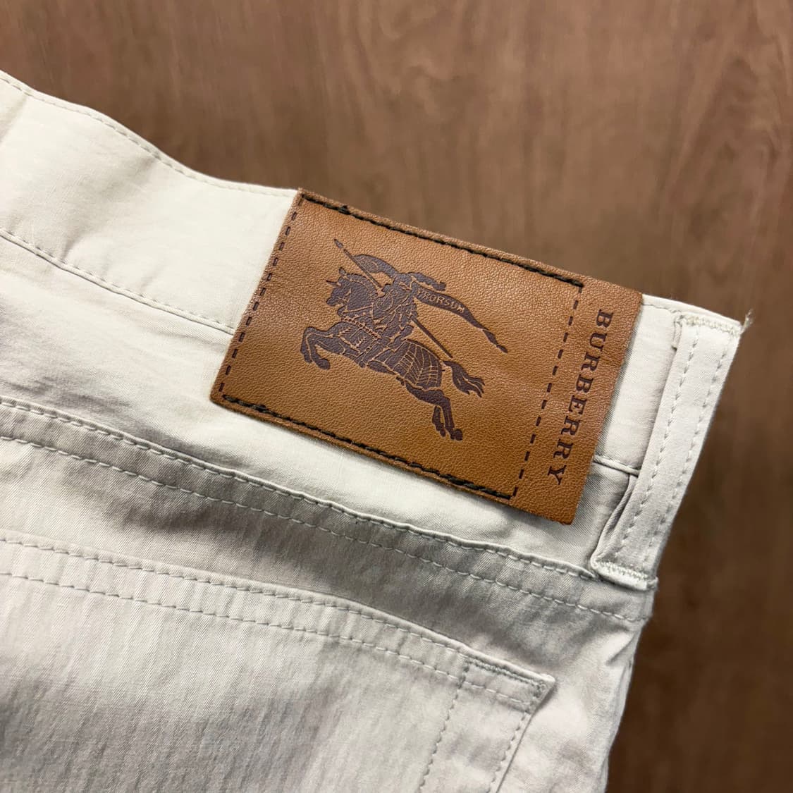 버버리 런던 코튼 스트레이트 팬츠 각인 버튼 레더 패치 디테일 베이지 상품이미지6