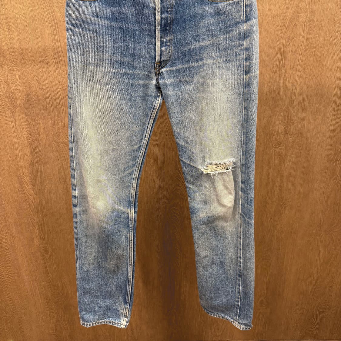 리바이스 501 워싱 데님 팬츠 프레이드 포인트 밴딩 로고 디테일 중청 상품이미지4