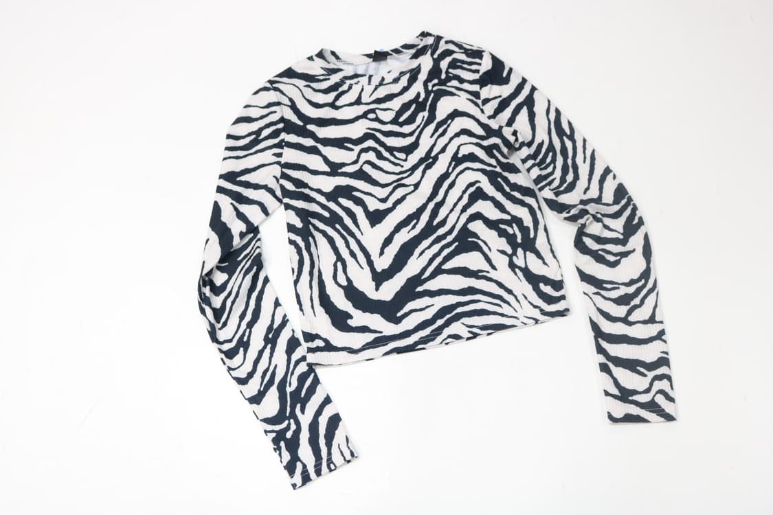DAZY 데이지 지브라 패턴 슬림핏 크롭 긴팔 티셔츠 상품이미지3