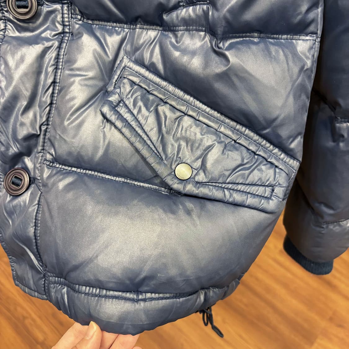 디젤 하이넥 나일론 퀄팅 패딩 점퍼 니트 시보리 로고 패치 디테일 블루 상품이미지7