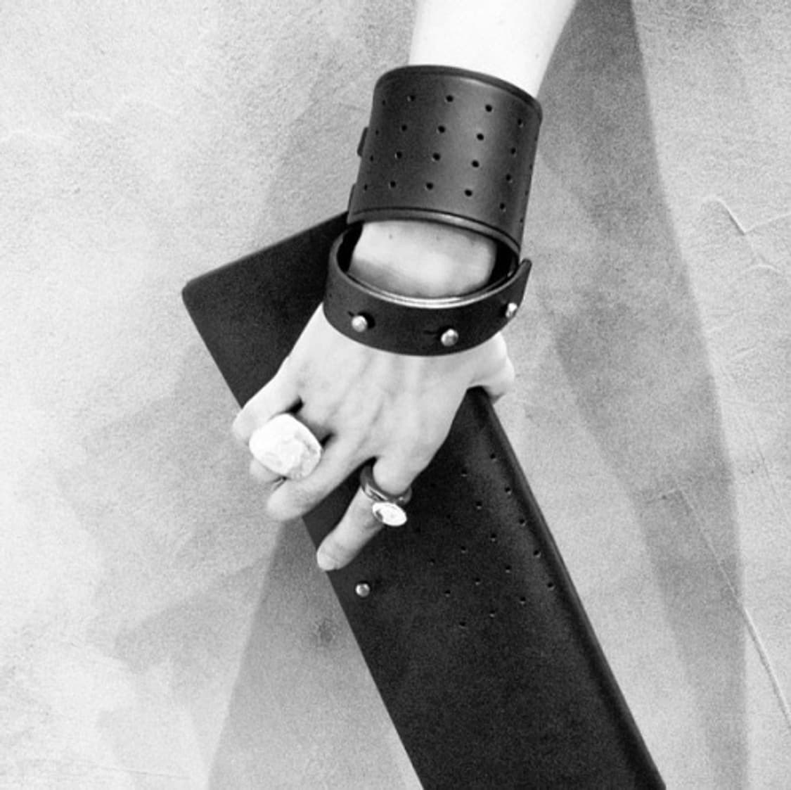 릭오웬스 14FW "MOODY" 레더 커프 스터드 팔찌 블랙 상품이미지9