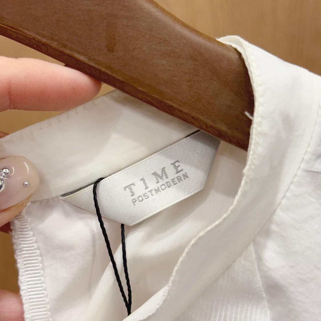 타임 볼륨 슬리브 라운드넥 블라우스 셔링 디테일 미니멀 화이트 상품이미지7