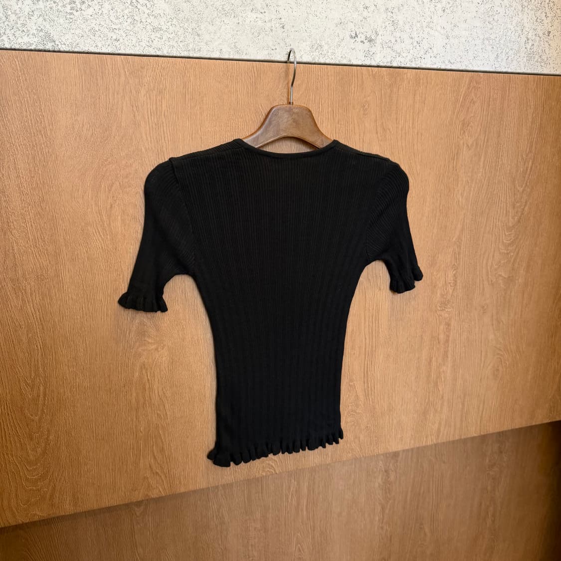 빈티지 브이넥 반팔 골지 니트 소매 프릴 디테일 슬림핏 블랙 상품이미지2