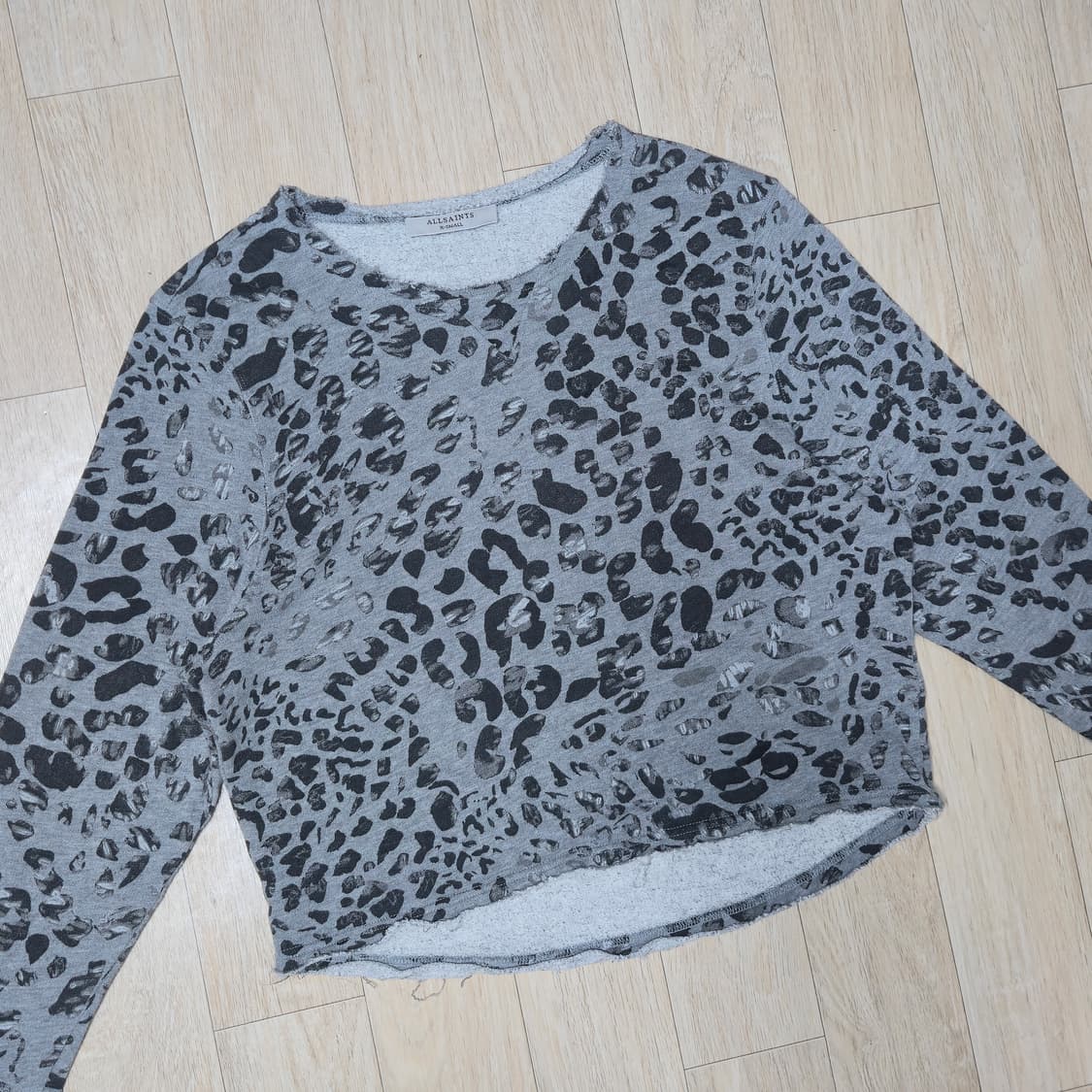 ALLSAINTS  레오파드 그레이 크롭 맨투맨 상품이미지2