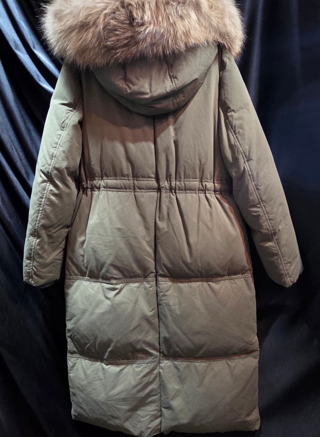 스테파넬 라쿤퍼 카키색 롱 구스 패딩 상품이미지2