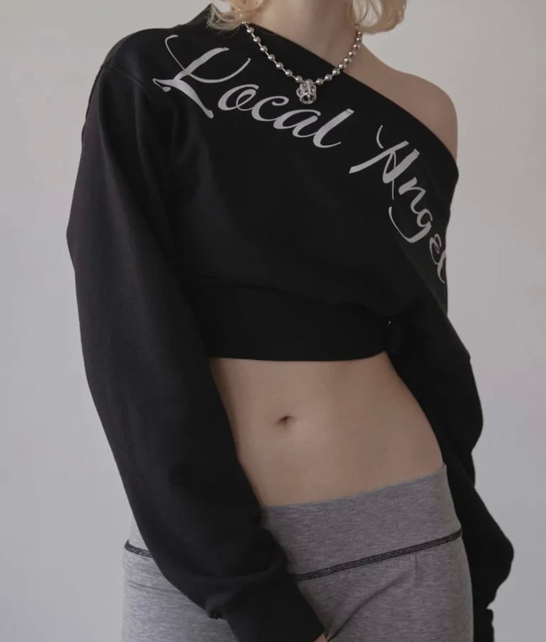 Off-Shoulder Cropped Sweatshirt Black 상품이미지1