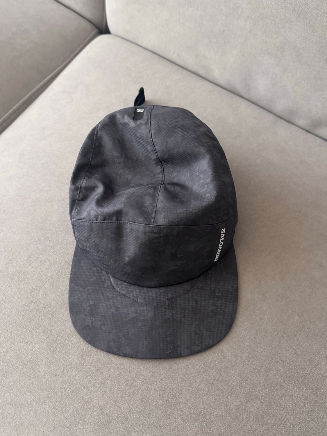 살로몬 에어로 서큘 런 캡 차콜 OS 상품이미지1