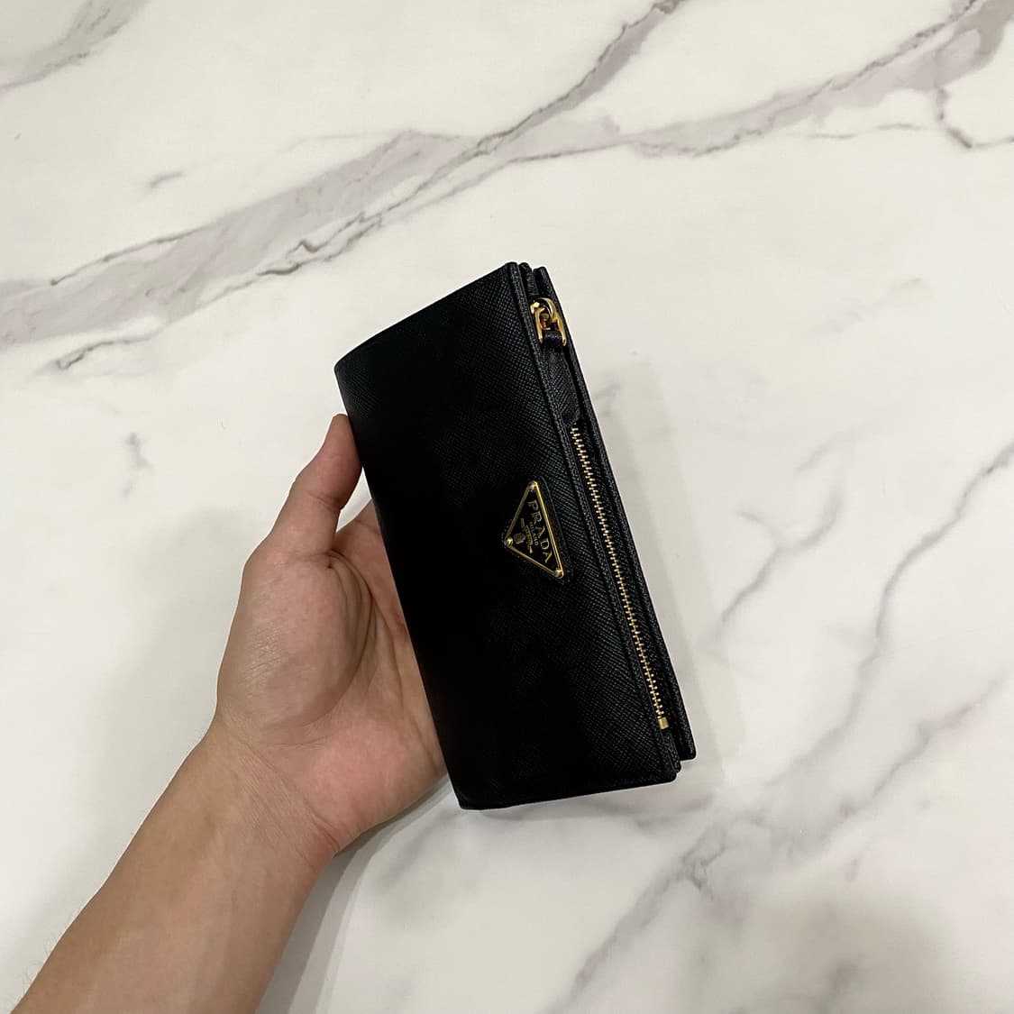 프라다 라지 사피아노 레더 삼각로고 월렛 지퍼 장지갑 1ML009 상품이미지4