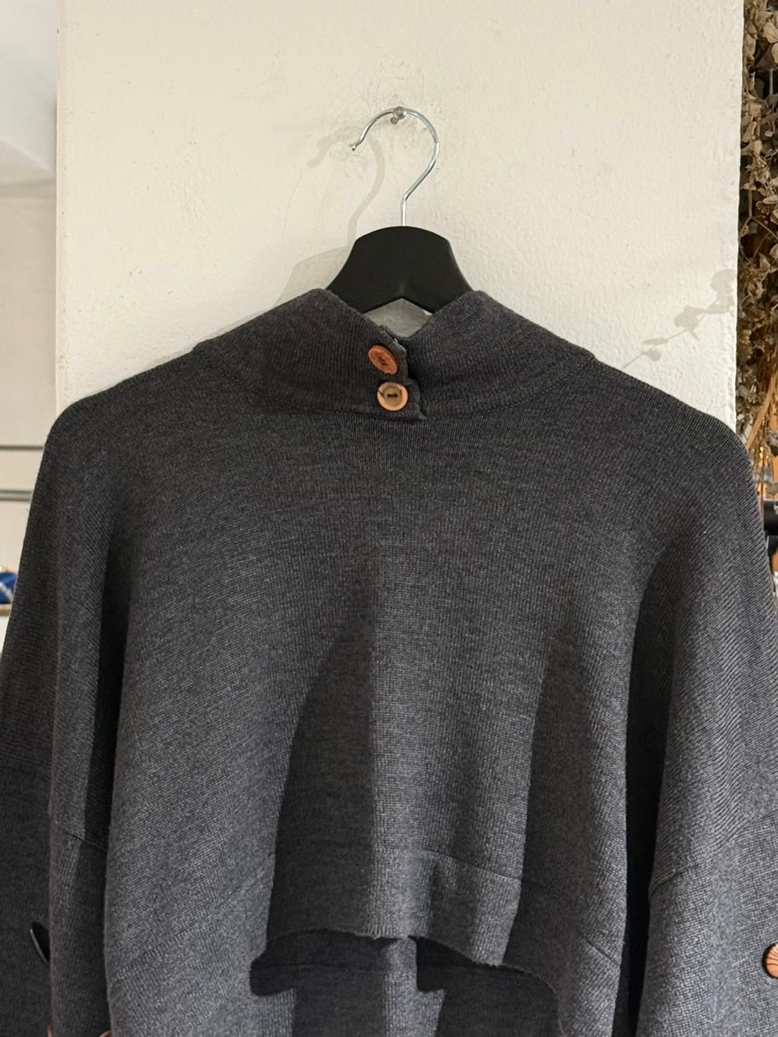 비아 베르디 11 차콜 울 혼방 버튼 와이드 슬리브 크롭 니트 상품이미지4