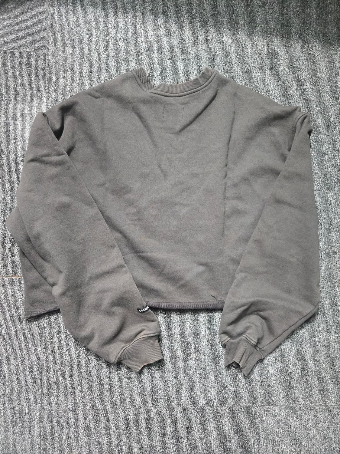 아조바이아조 크롭 맨투맨 회색 OS 상품이미지2