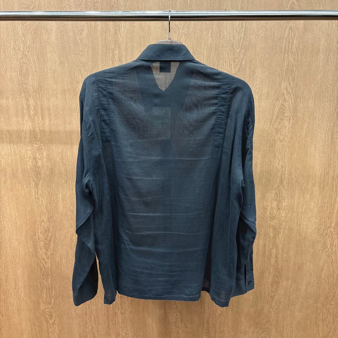 휴고 보스 긴팔 시스루 셔츠 절개 디테일 레귤러핏 차콜 상품이미지3