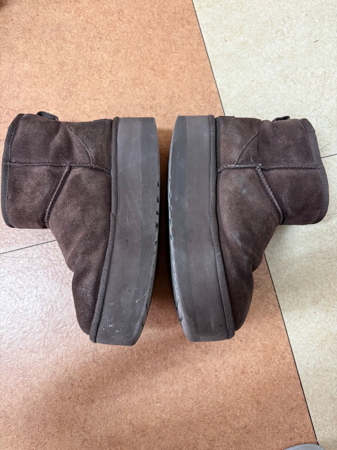 어그 클래식 울트라 미니 플랫폼 부츠 번트 시더 상품이미지2