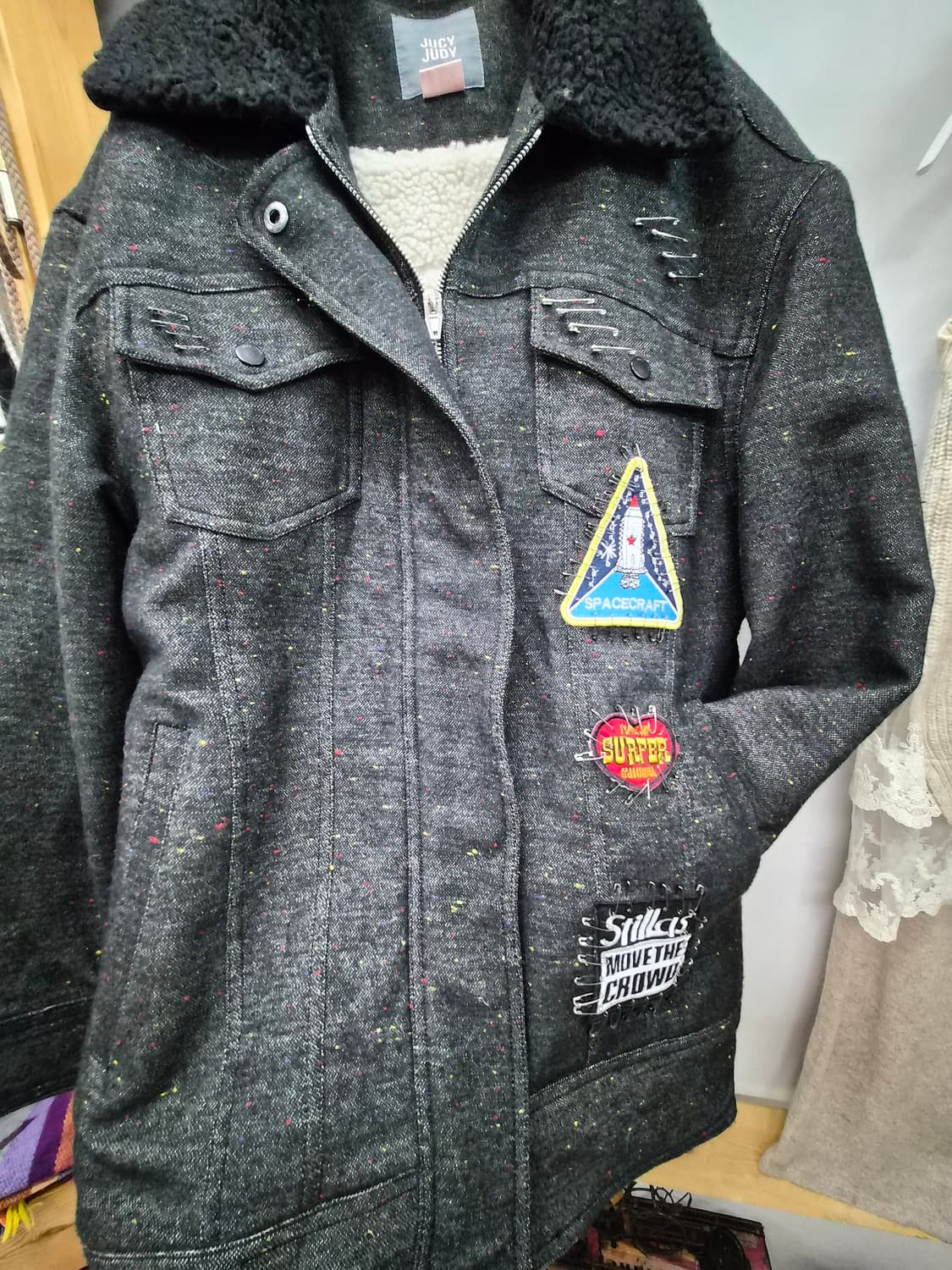 쥬시쥬디 옷핀 자수와팬 뽀글이 점퍼 상품이미지3