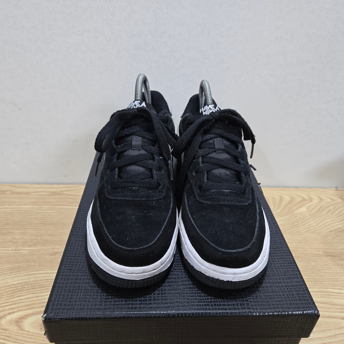 235 나이키 에어포스1 로우 검흰 스웨이드 상품이미지2