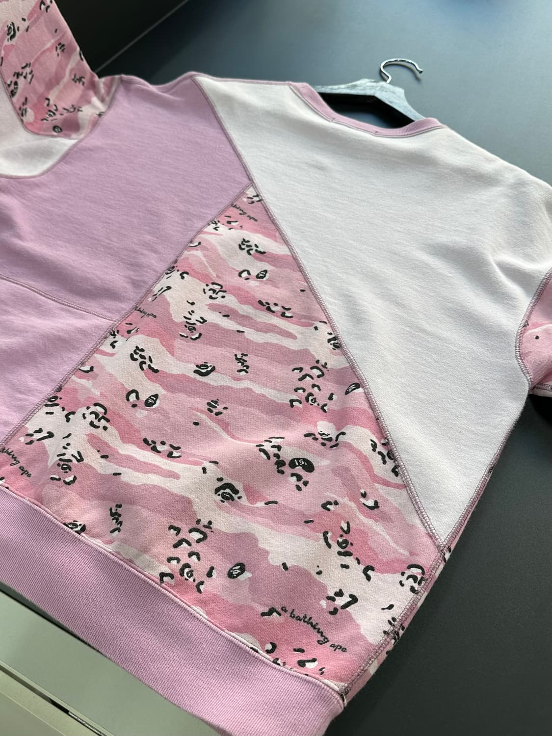 베이프 핑크사루 패치워크 데저트카모 맨투맨 상품이미지6