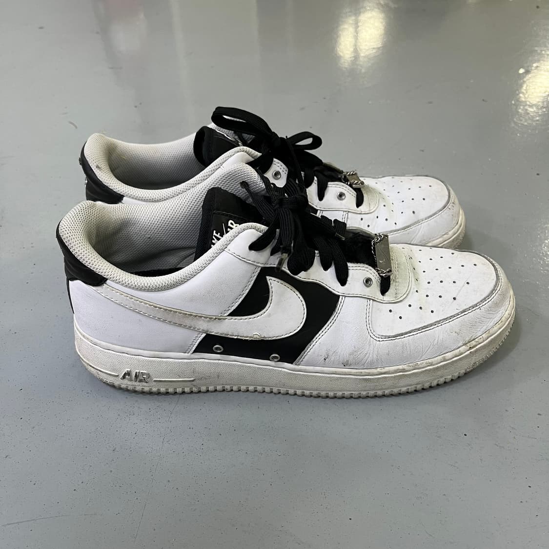 300 나이키 에어포스 1 화이트 블랙 0415M 상품이미지4