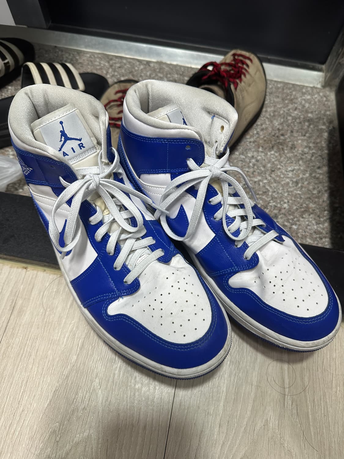 (W) Jordan 1 Mid White Hyper Royal 상품이미지1