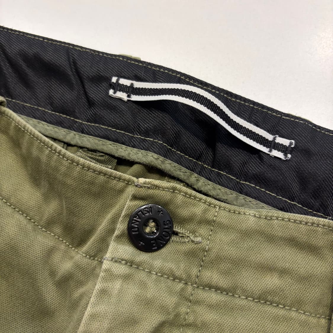 [33] 스톤아일랜드 자수 사선 카고 포켓 팬츠 카키 D859 상품이미지7