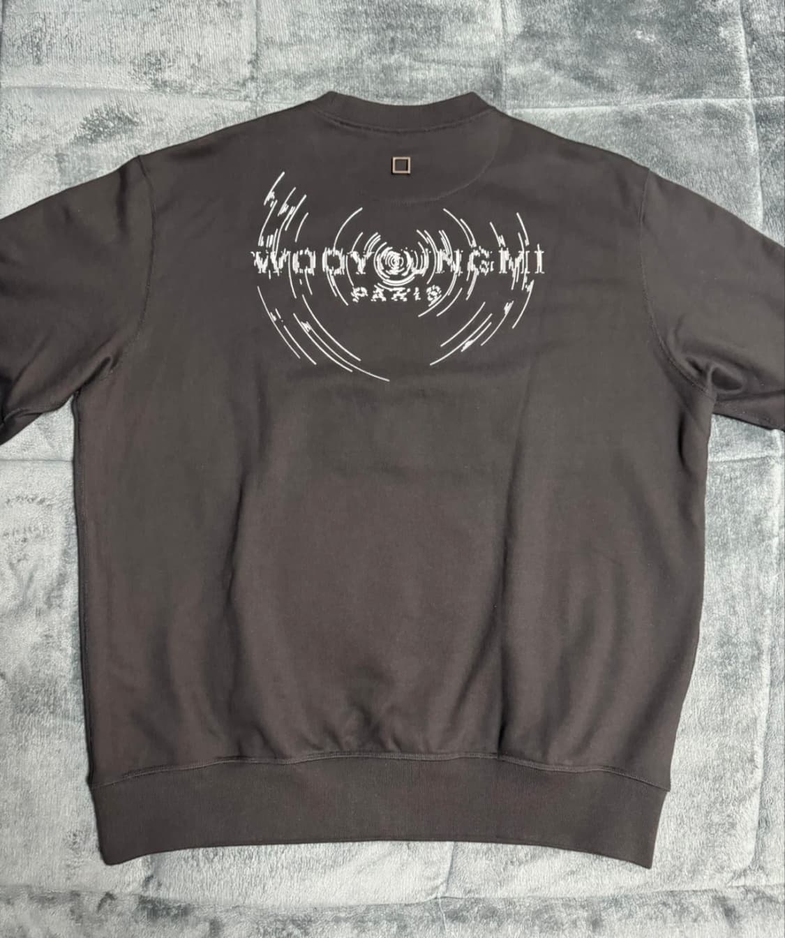 [50] 우영미 24FW 웨이브 그래픽 백로고 스웨트셔츠 맨투맨 블랙 상품이미지3