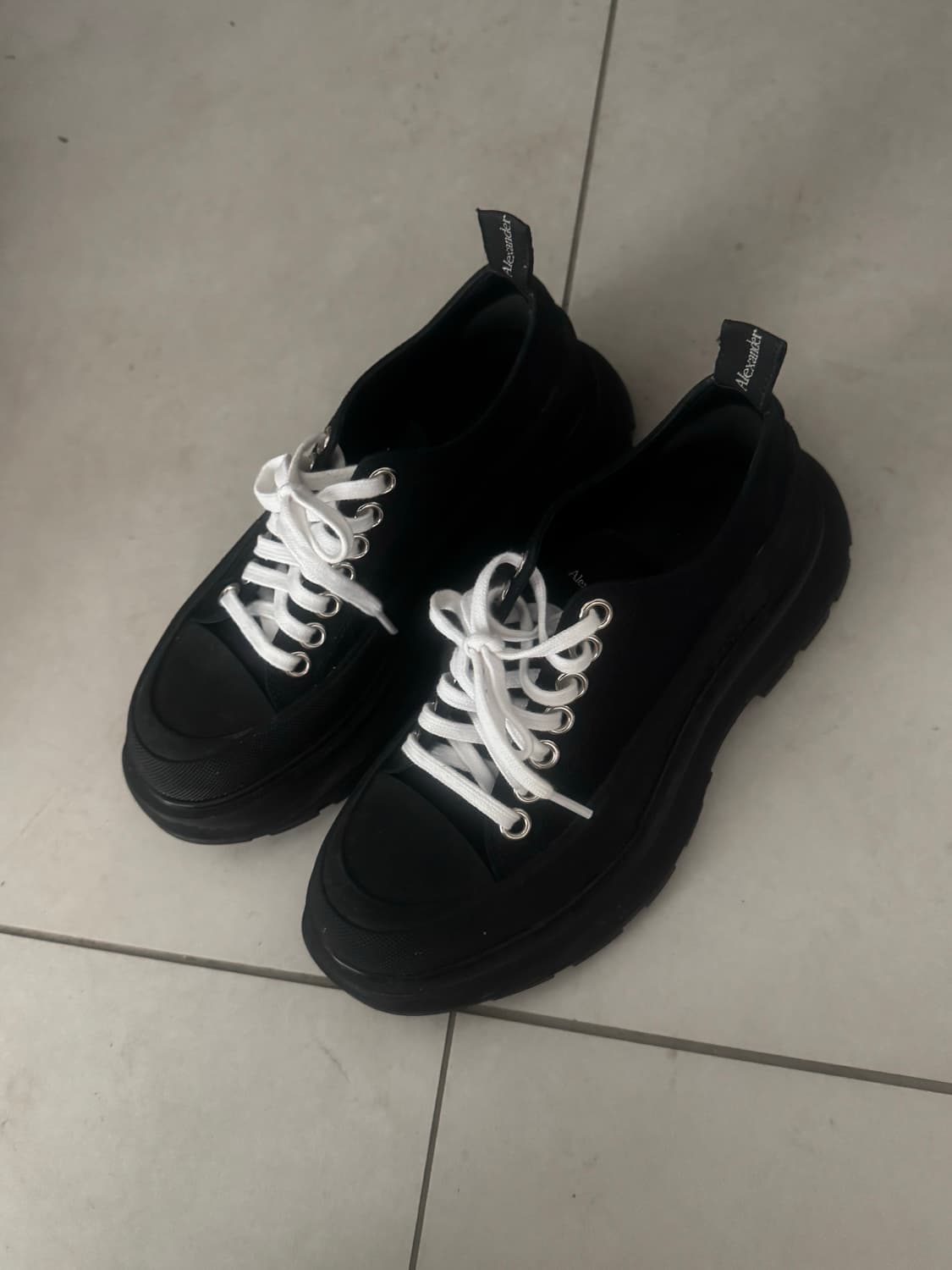 알렉산더맥퀸 트레드슬릭 블랙 상품이미지1