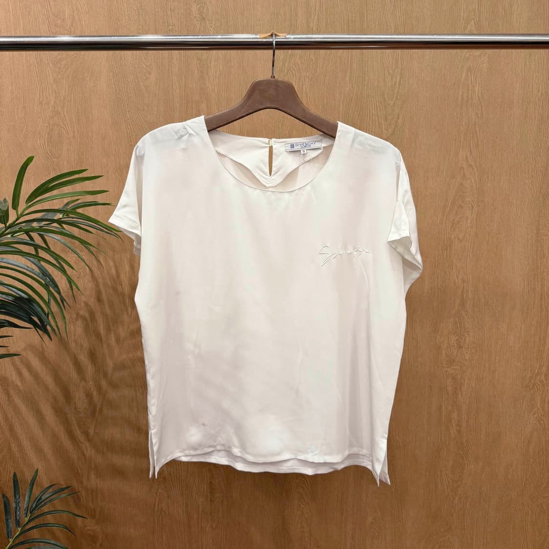 지방시 반팔 블라우스 시그니처 자수 로고 디테일 아이보리 상품이미지1