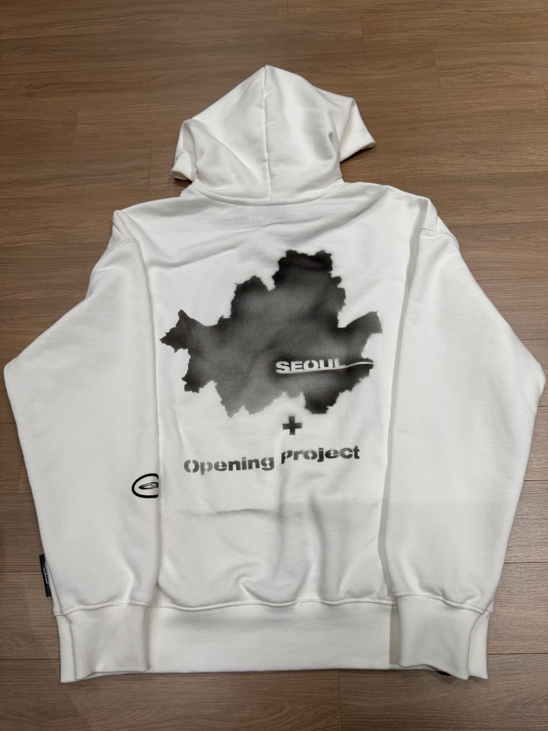 오프닝프로젝트 아이덴티티 서울 로고 후드 화이트 상품이미지4