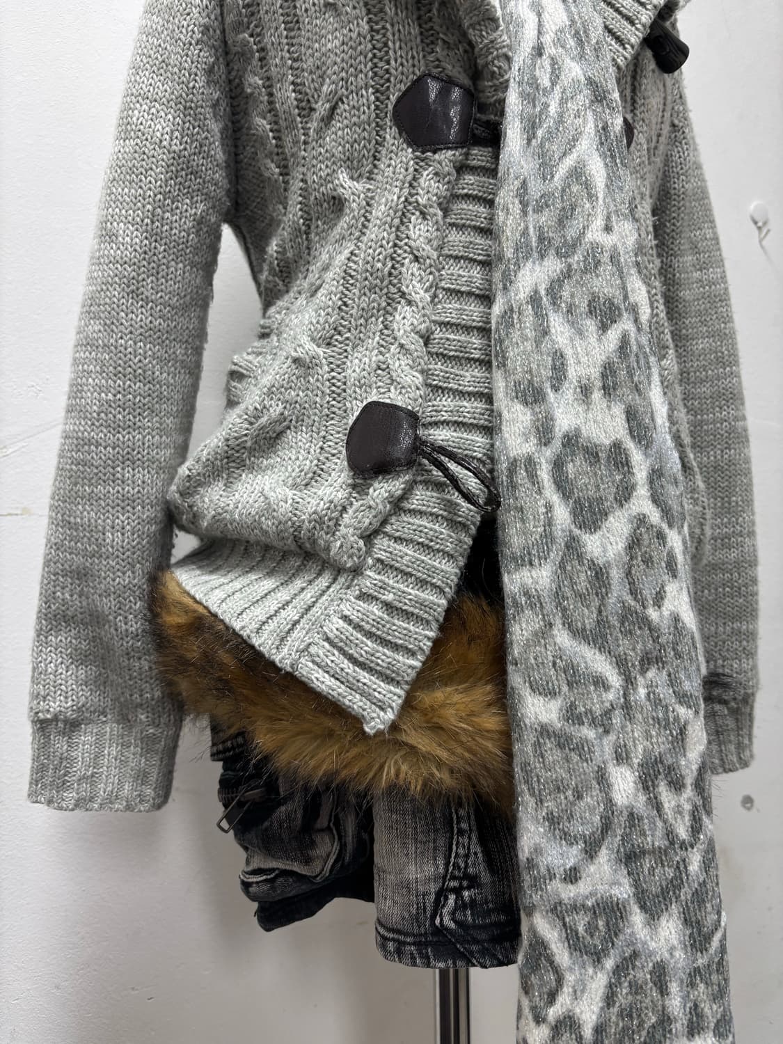 [Colza] Y2K White Fur Knit Hoodie Grey C 상품이미지4