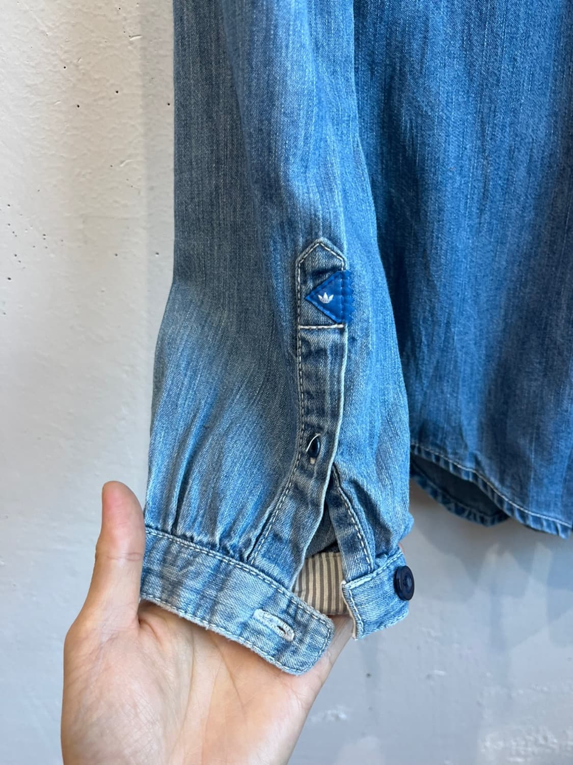 아디다스 백셔링 데님 셔츠 우먼즈  상품이미지3