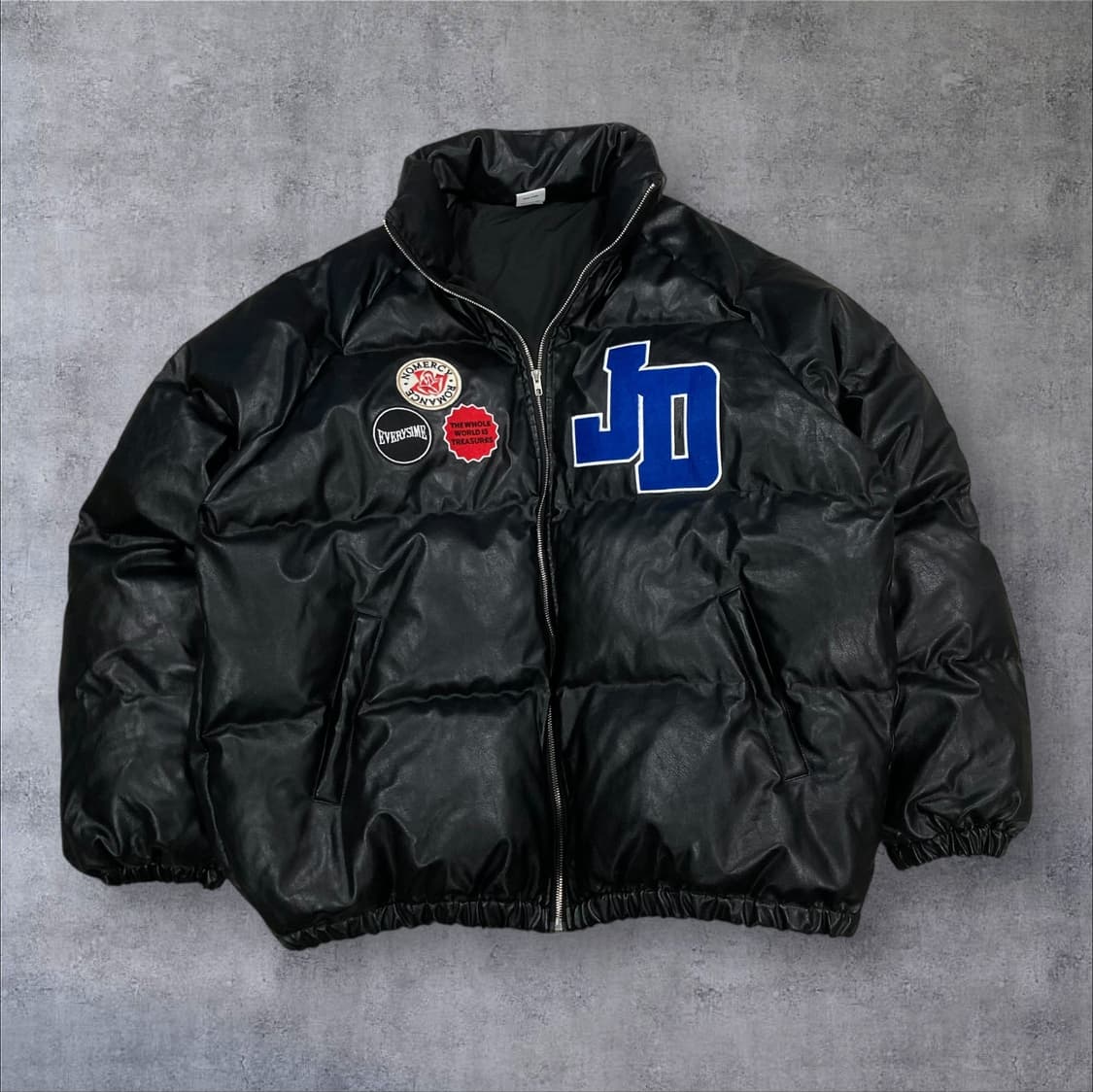 더블제이디 블랙 컬러 자수 패치 레더 숏 패딩 상품이미지1