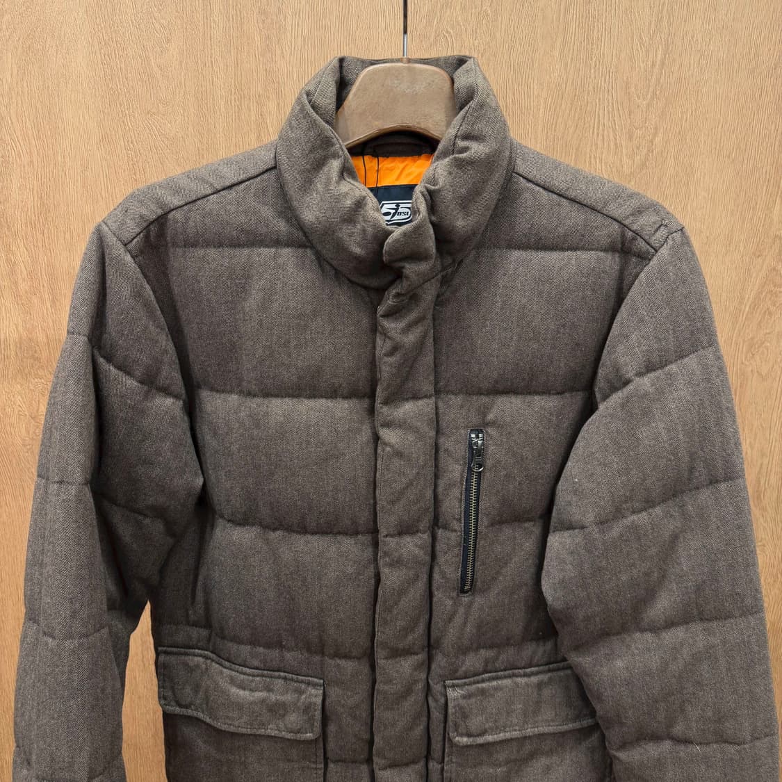 피프티파이브 디젤 하이넥 다운 패딩 자켓 헤링본 로고 패치 디테일 브라운 상품이미지4