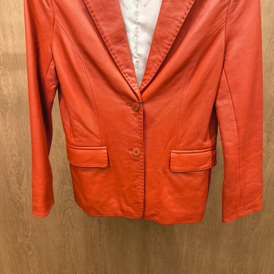 발망 테일러드 싱글 레더 자켓 투 버튼 클로징 핸드 스티치 디테일 오렌지 상품이미지5