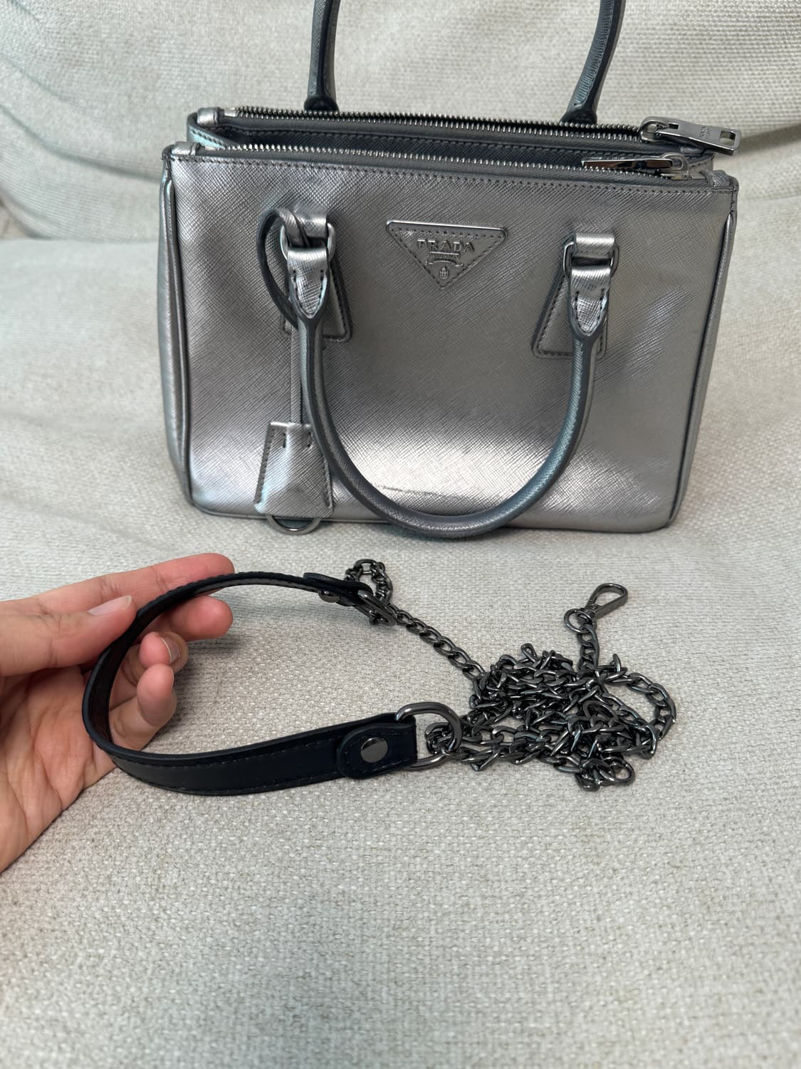 프라다 갤러리아백 실버컬러 스몰사이즈 상품이미지2