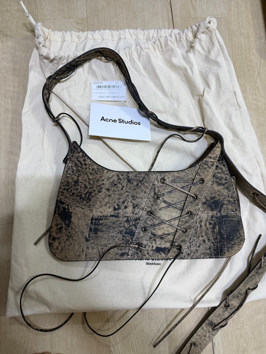 아크네 스튜디오 플랫 미니 숄더백 레더 패치워크 상품이미지1