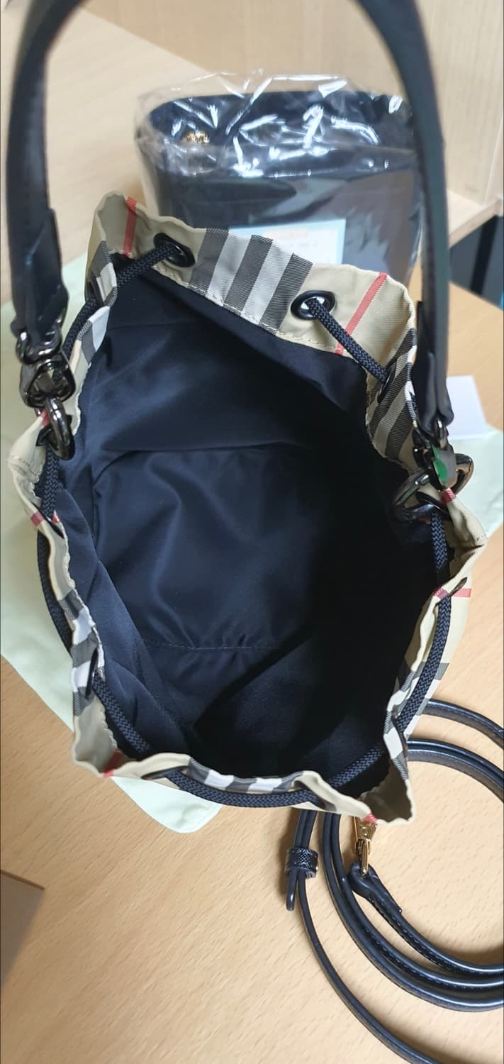 버버리 포이베 버킷백/크로스백 새상품급 정품(감정O) 상품이미지9