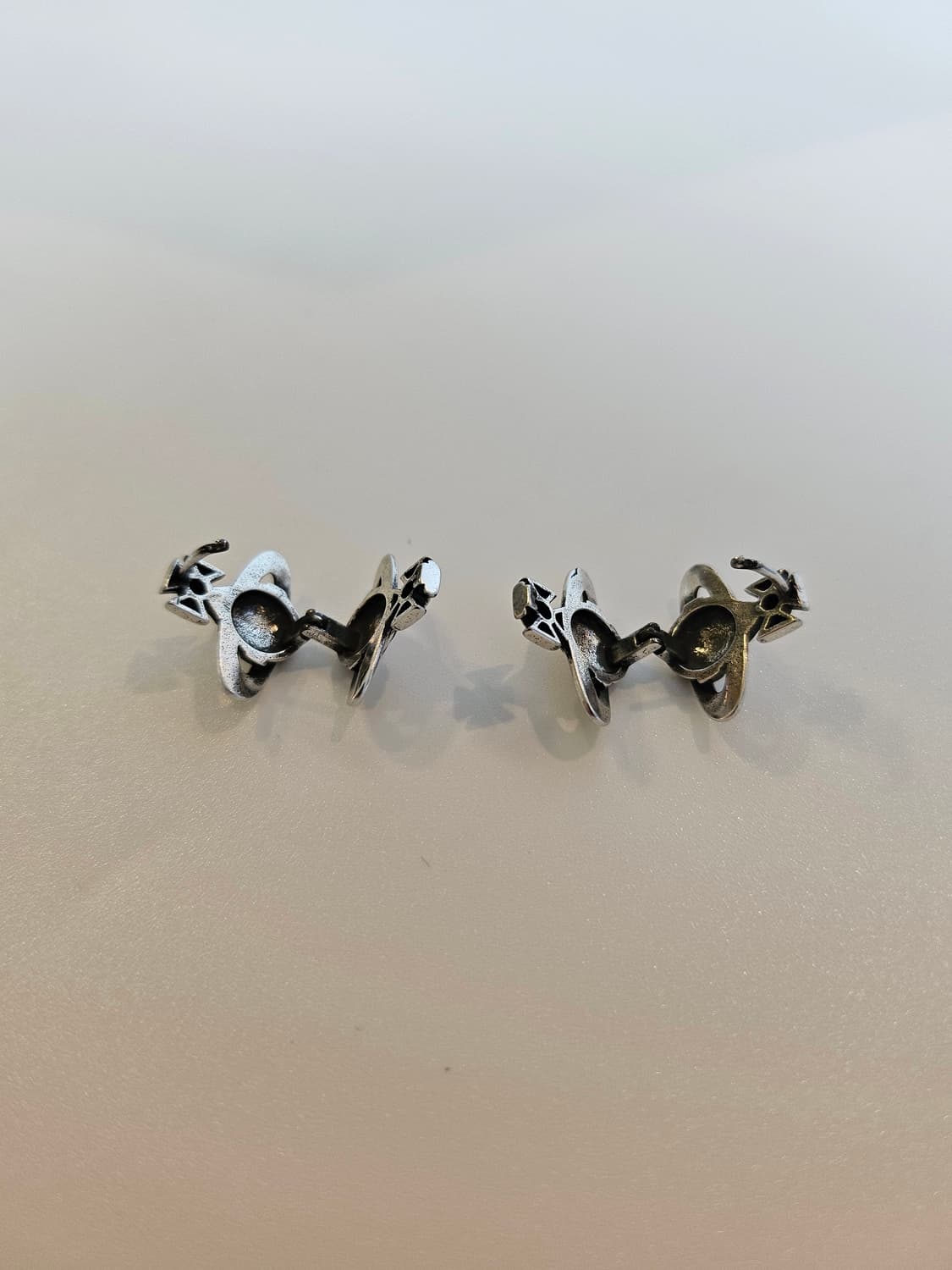 비비안웨스트우드 업사이클링 엔틱풍 양면 원터치 귀걸이 상품이미지6