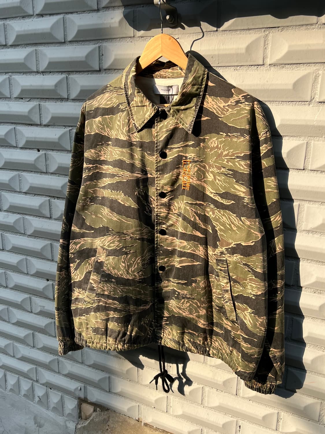 Facetasm Tiger Camo Coach Jacekt 상품이미지1