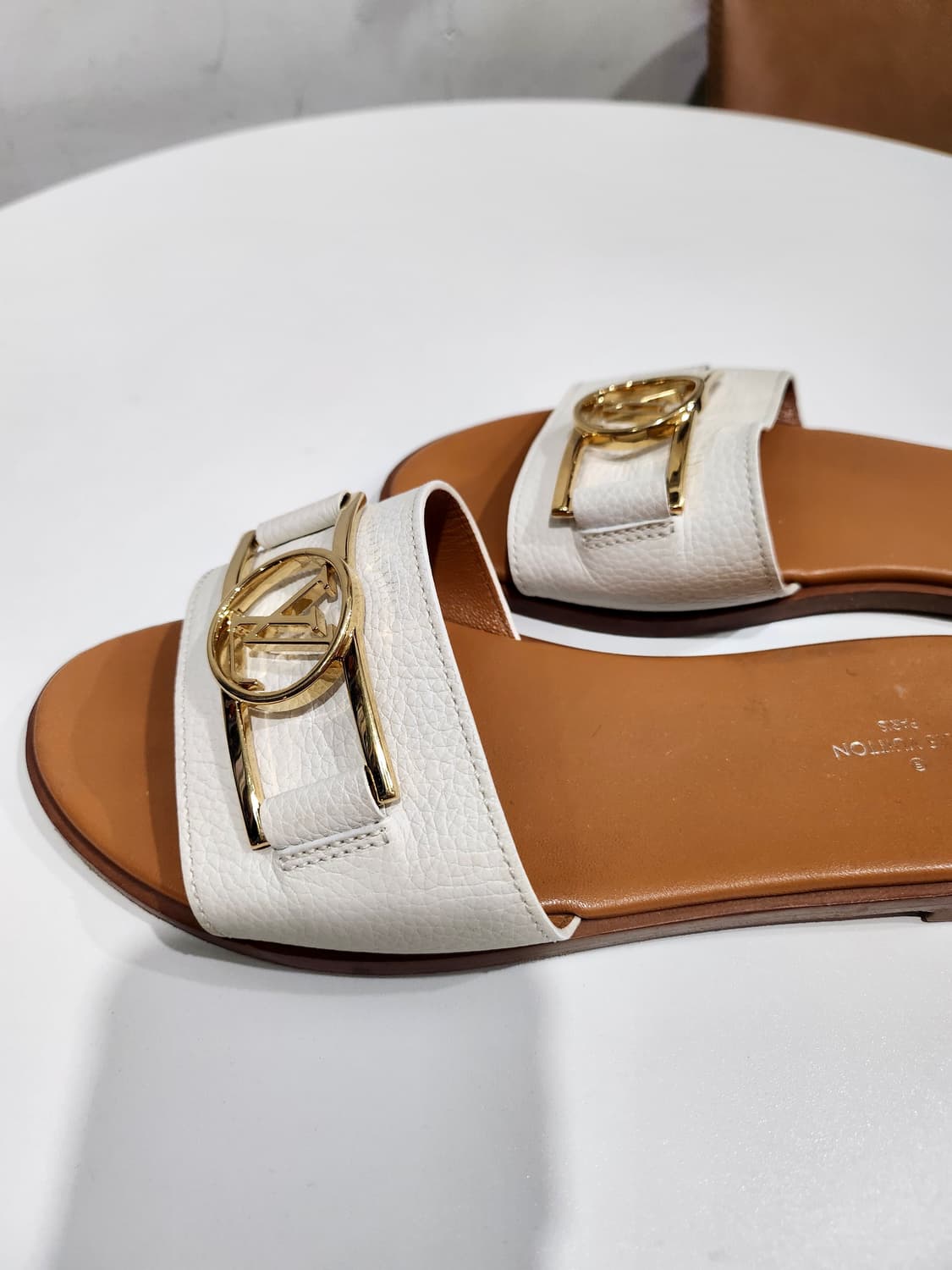 루이비통 화이트 골드 로고 슬리퍼 37.5 정품 상품이미지4