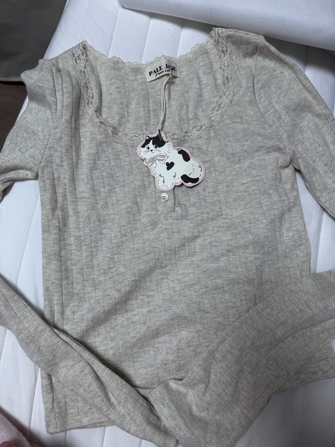 페일제이드 릴리 펀칭 버튼티 오트밀 상품이미지2