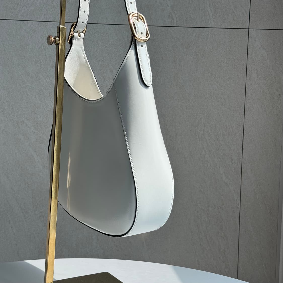 신상, 새상품 프라다 사피아노 레더 화이트 클레오백 상품이미지7