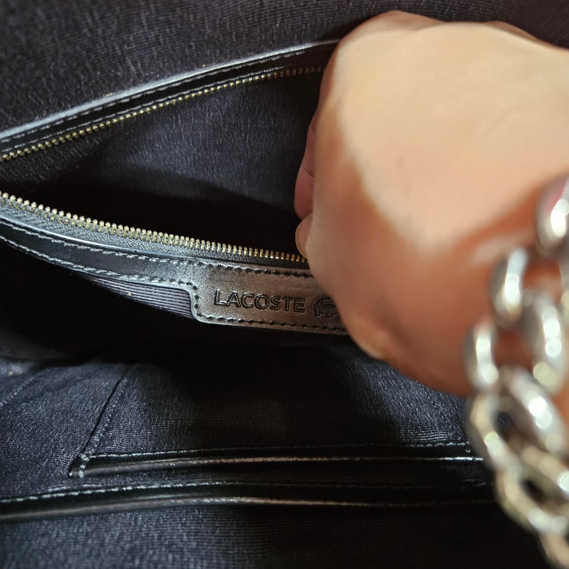 라코스테(Lacoste) 가죽 시그니쳐 스틸 로고 크로스백 상품이미지9
