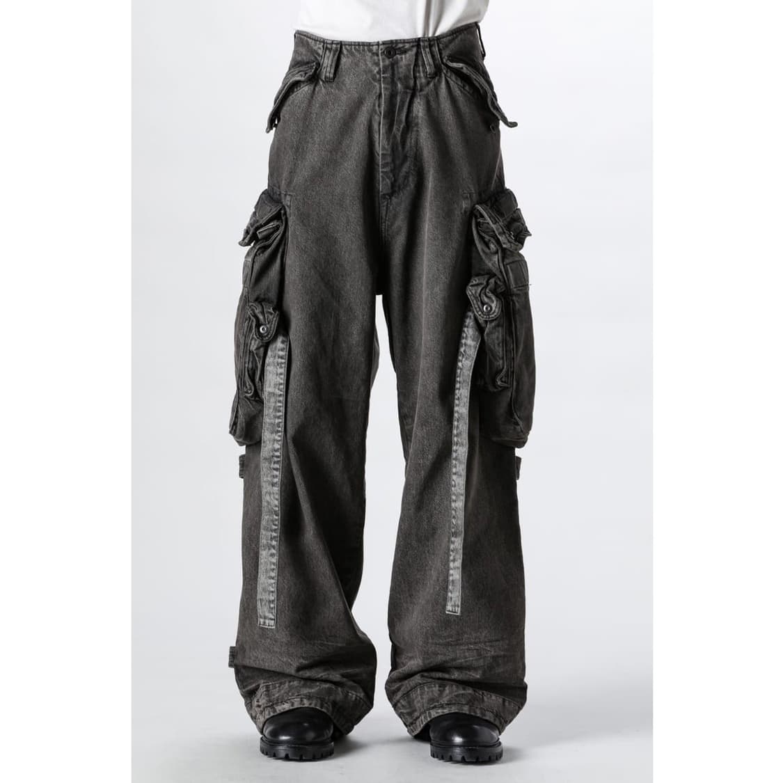 [새상품/1] 율리우스 25SS 12oz 데님 와이드 가스마스크 카고팬츠 상품이미지1