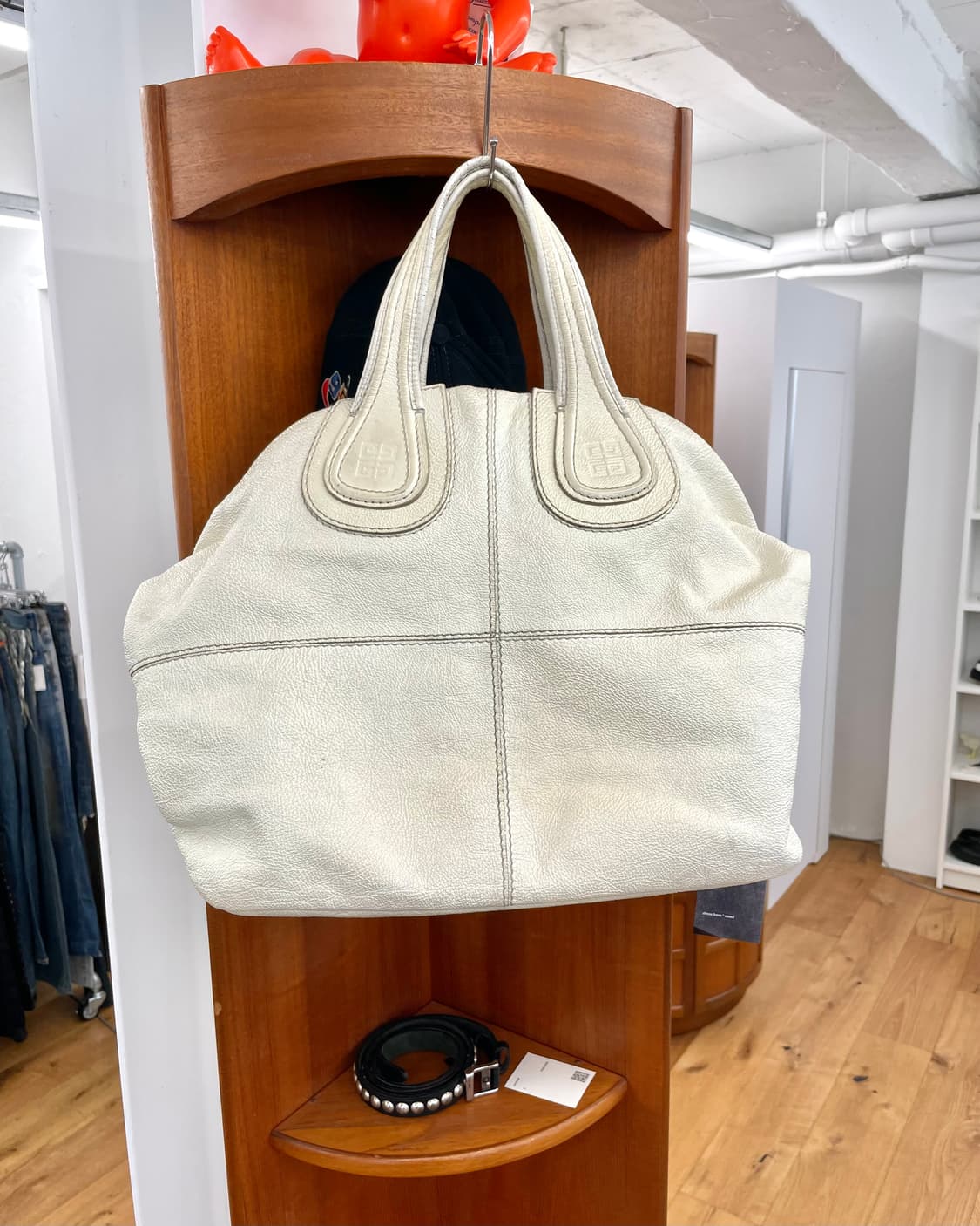 지방시 페이던트 레더 백 상품이미지5