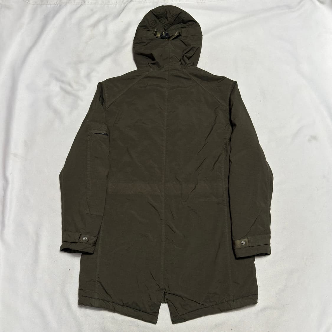 90 C.P.컴퍼니 3D 스퀘어 로고패치 탈론 후드 롱 퍼퍼 자켓 상품이미지3