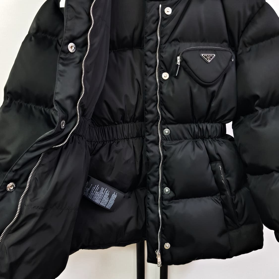 프라다 리나일론 삼각로고 버클 후드 다운 패딩 29Y966 상품이미지9