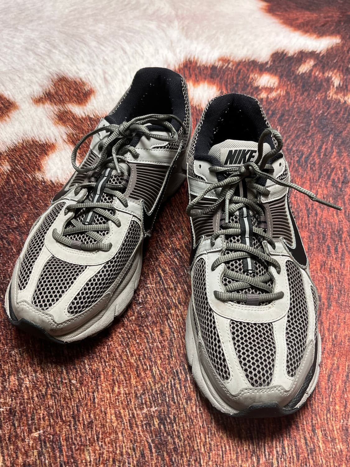 [300] 나이키 줌 보메로 5 칼리지 그레이 케이브 스톤 상품이미지3