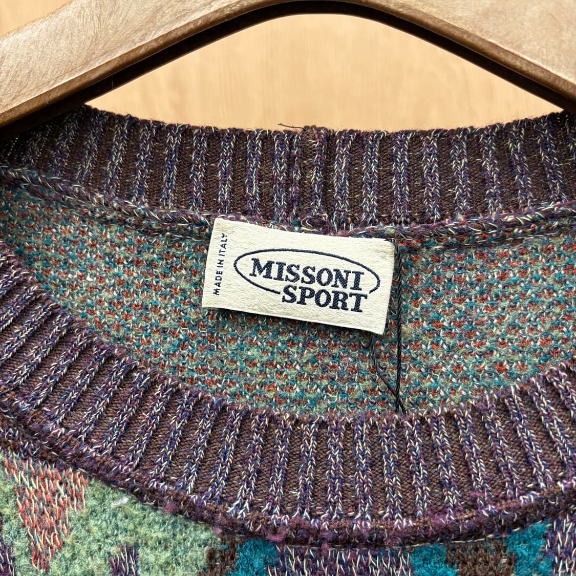 미쏘니 스포츠 니트 V자형 패턴 리브 마감 기하학 디테일 카키 상품이미지7