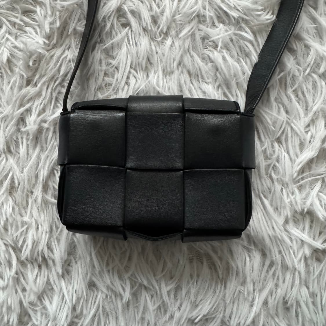 BOTTEGA VENETA 미니 레더 카세트백 블랙 보테가베네타 미니백 상품이미지4