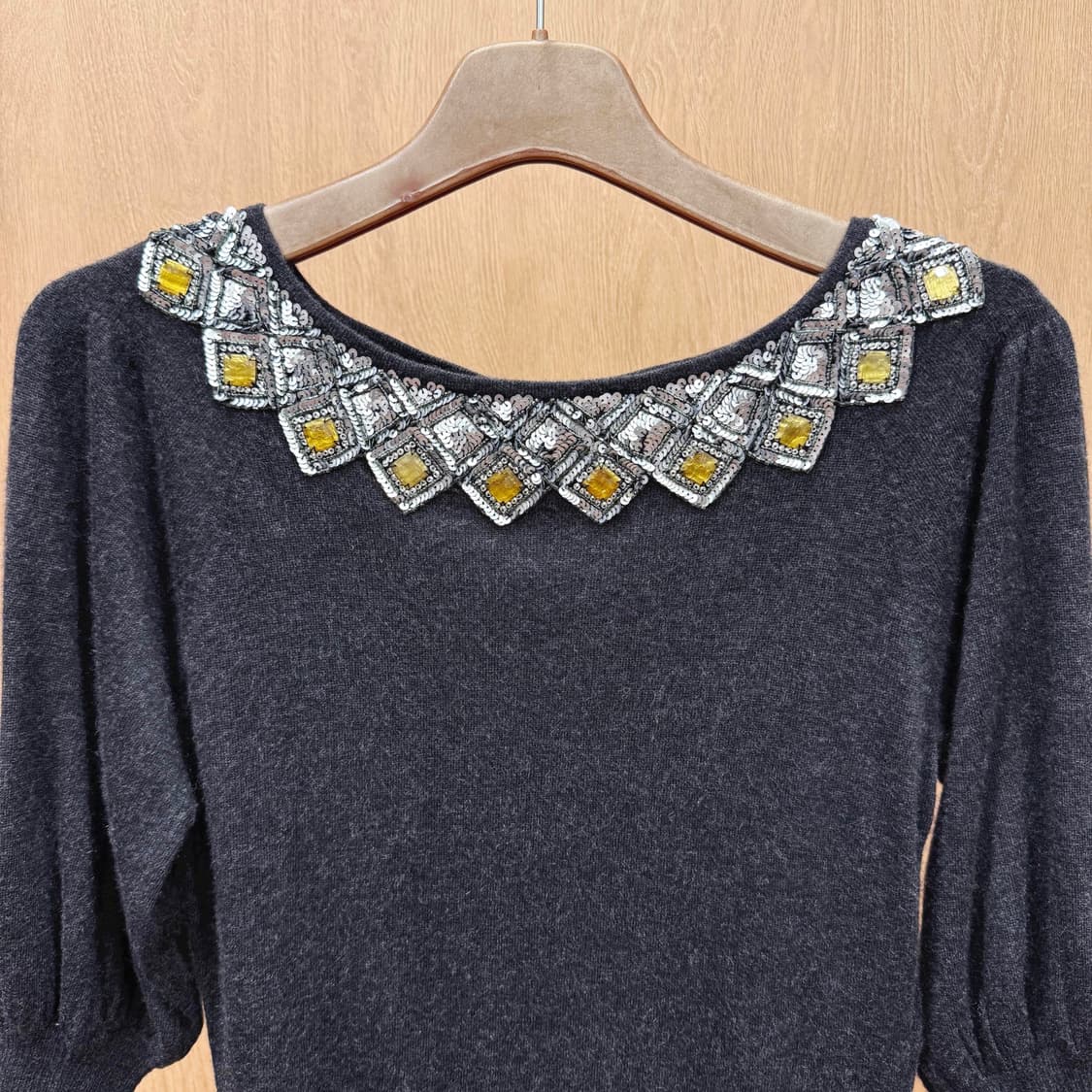 에스카다 퍼프 소매 7부 니트 비즈 스팽글 넥라인 장식 디테일 블랙 상품이미지4