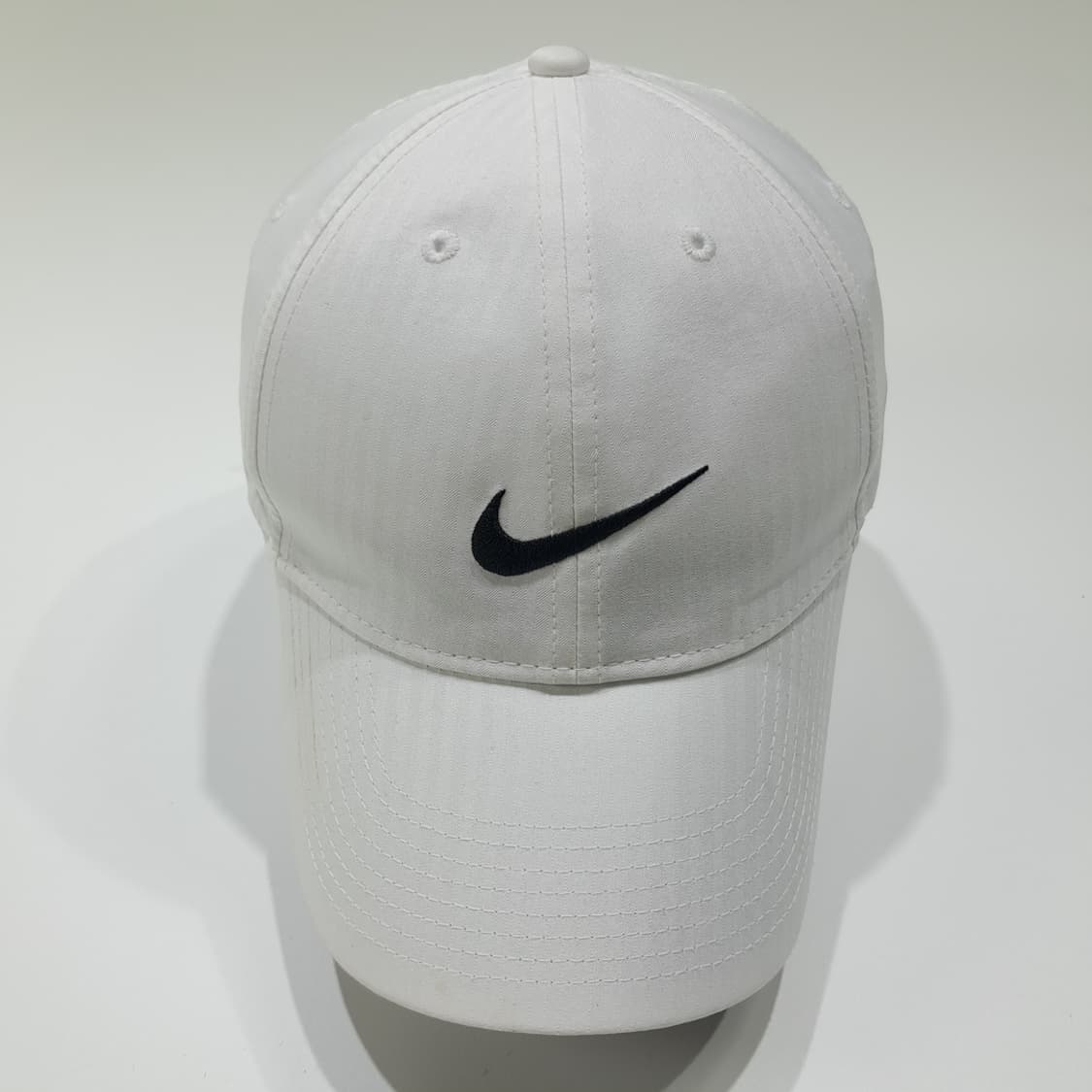 나이키 골프 레거시91 드라이핏 화이트 & 블랙 스우시 볼캡 P2058 상품이미지3